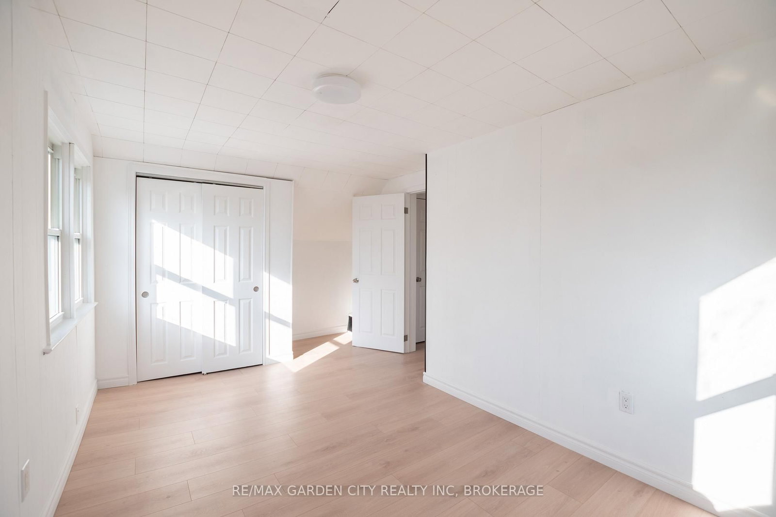 Detached House for sale at 9 Fir Avenue, St. Catharines, Ontario, L2P 1B6 - Secord Woods - MLS: X12860528