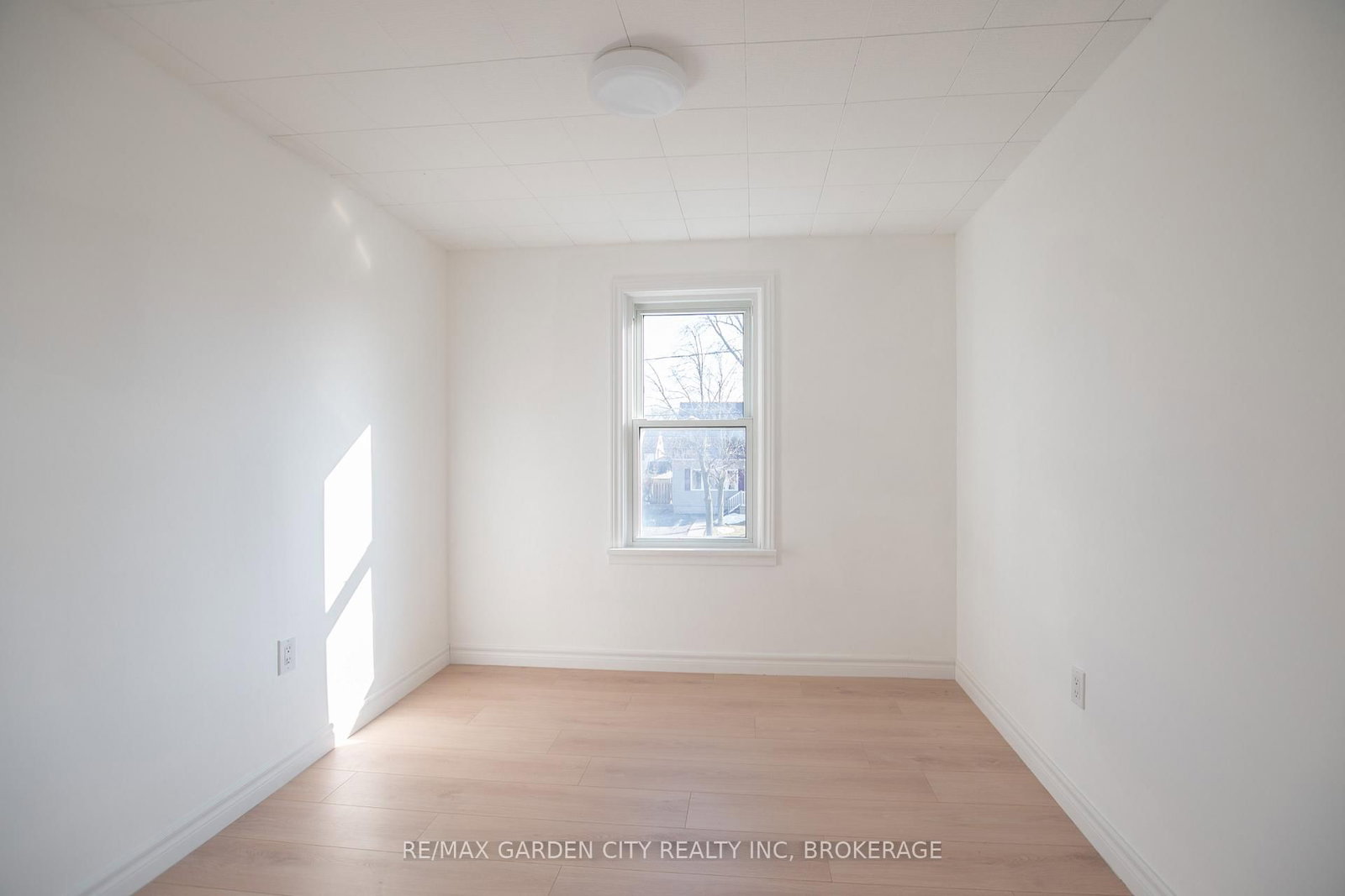 Detached House for sale at 9 Fir Avenue, St. Catharines, Ontario, L2P 1B6 - Secord Woods - MLS: X12860528