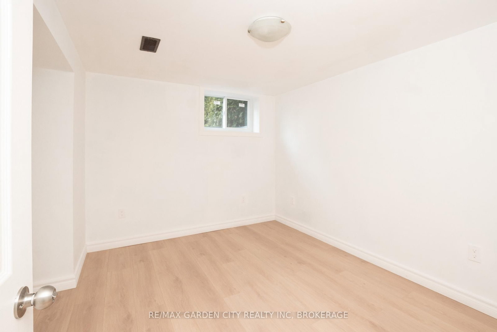 Detached House for sale at 9 Fir Avenue, St. Catharines, Ontario, L2P 1B6 - Secord Woods - MLS: X12860528