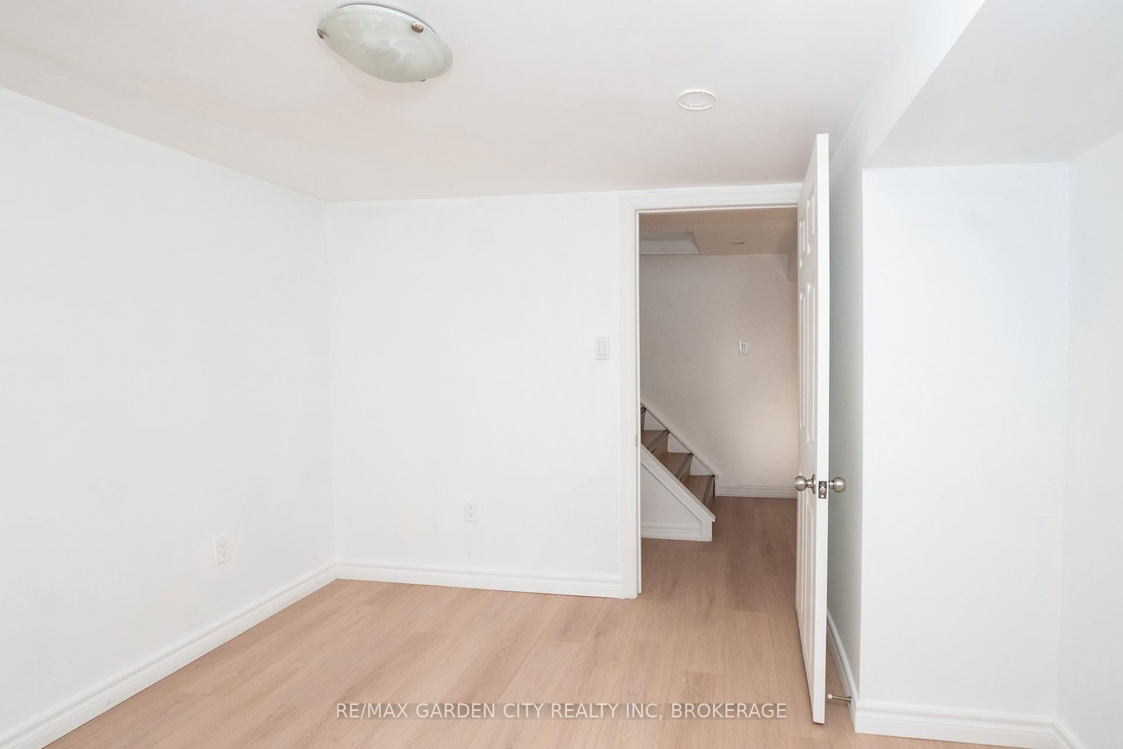 Detached House for sale at 9 Fir Avenue, St. Catharines, Ontario, L2P 1B6 - Secord Woods - MLS: X12860528