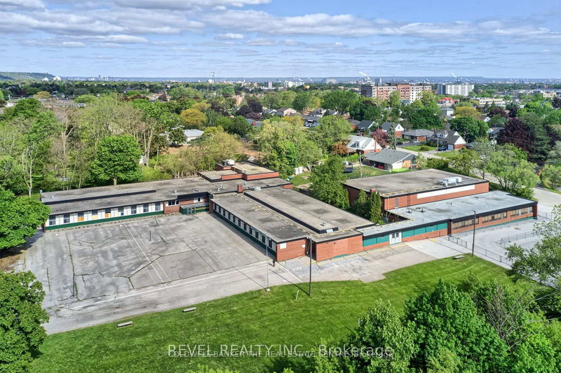 45 Randall Ave, Hamilton, L8G 2K8 | Image 2