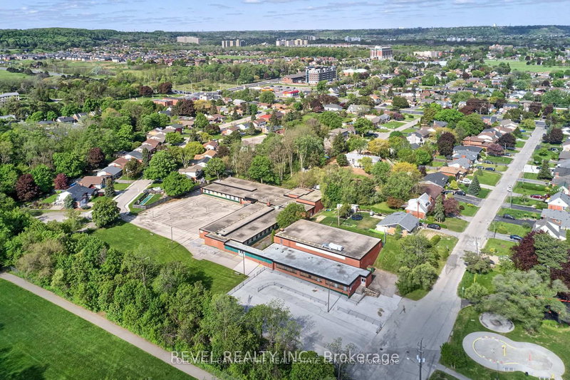 45 Randall Ave, Hamilton, L8G 2K8 | Image 3