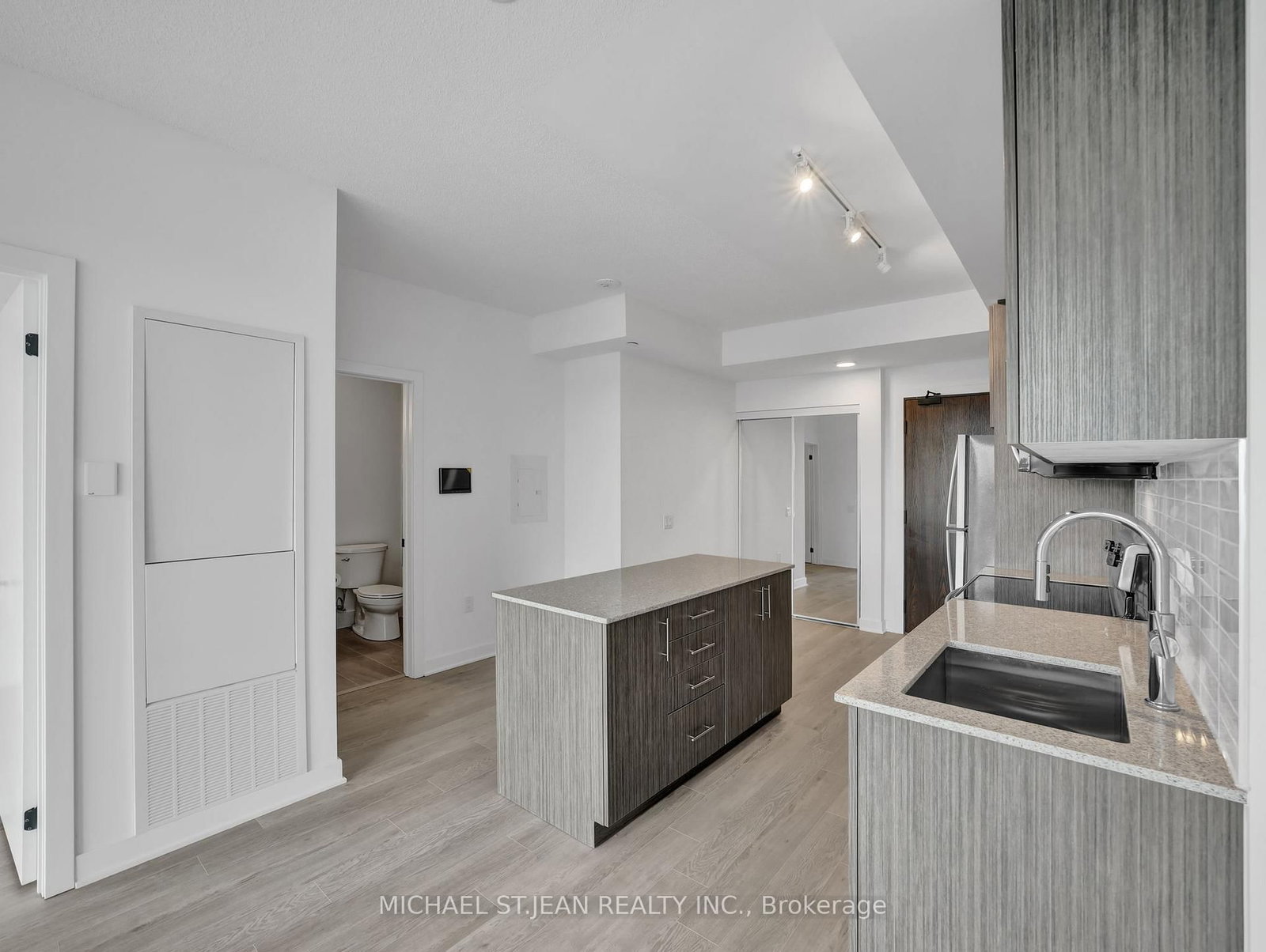 Condo for lease at 1418-2782 Barton Street, Hamilton, Ontario, L8E 0L3 - Grayside - MLS: X12861116