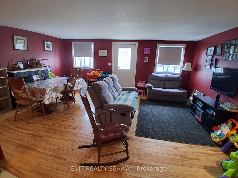 303 Eleventh St W, Cornwall, K6J 3B5 | Image 2