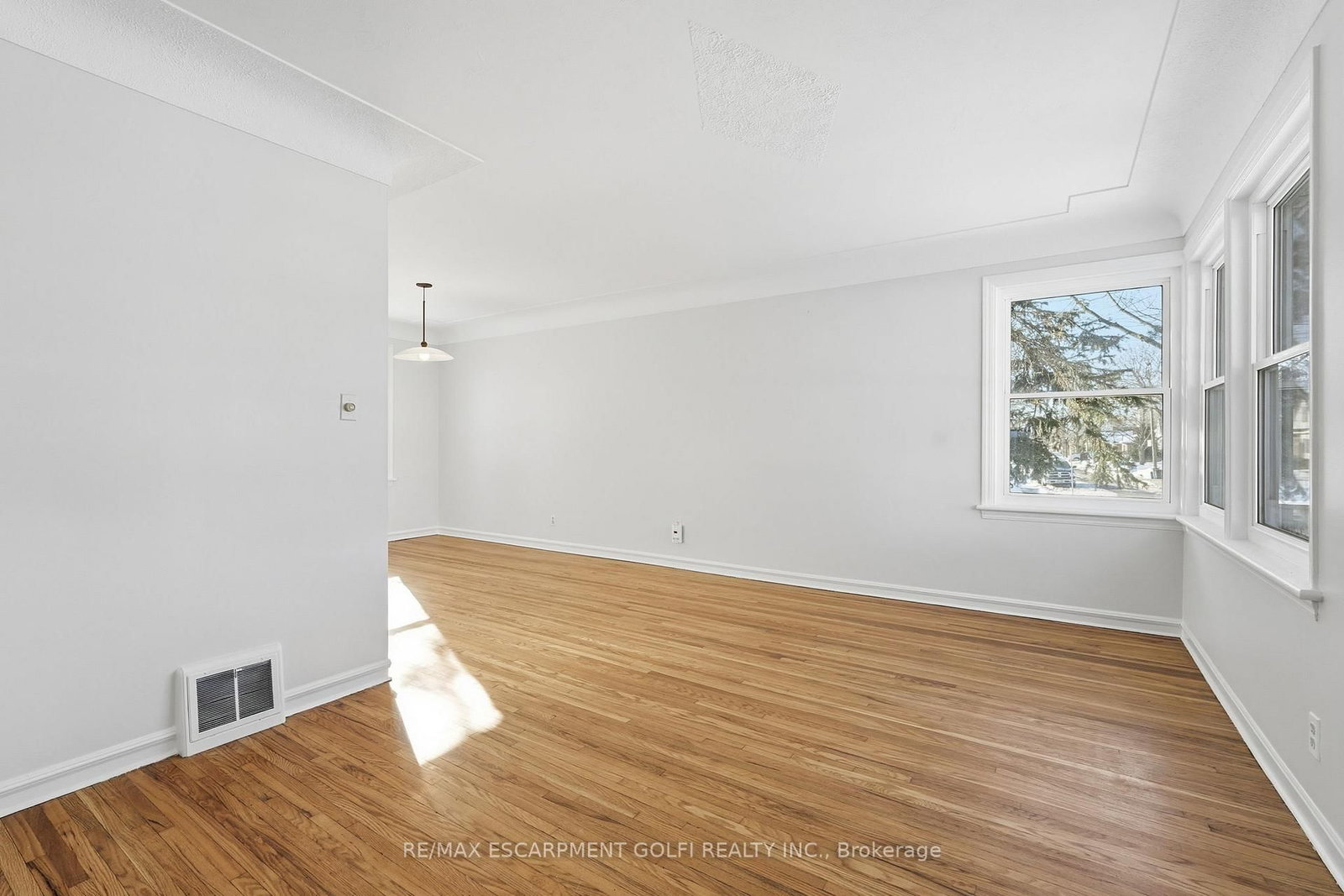 Detached House for sale at 15 EAST 41ST Street, Hamilton, Ontario, L8T 2Z3 - Sunninghill - MLS: X12863300