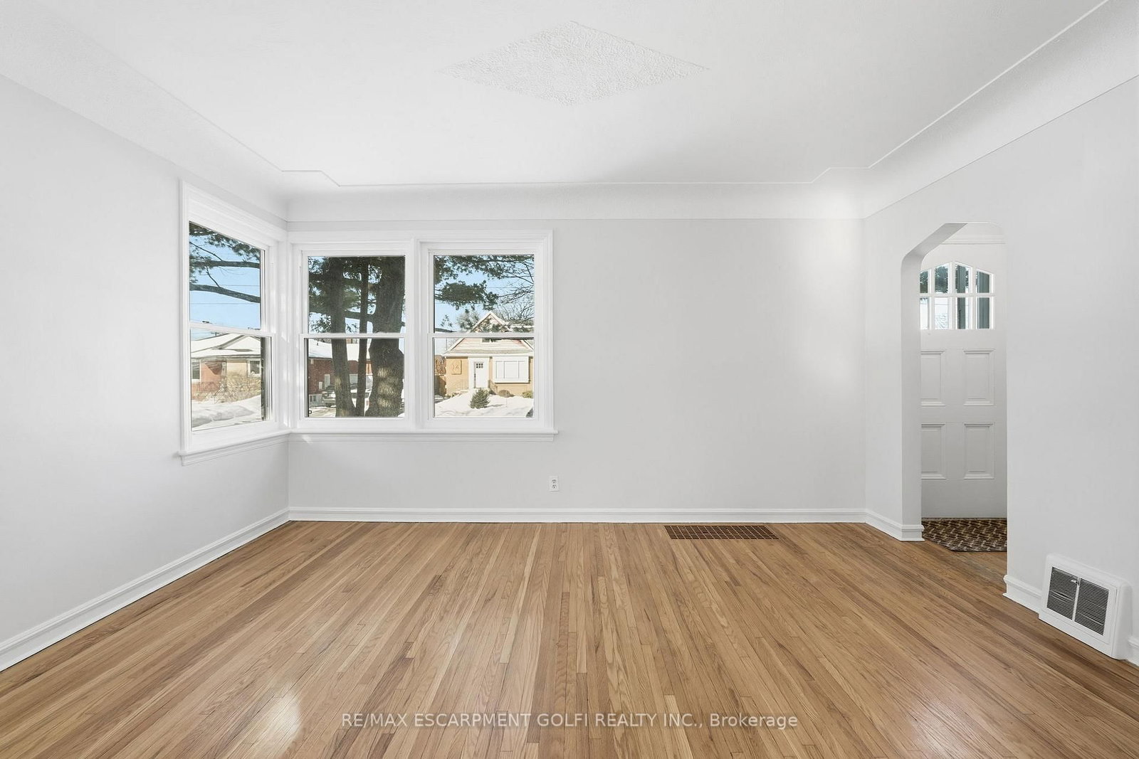 Detached House for sale at 15 EAST 41ST Street, Hamilton, Ontario, L8T 2Z3 - Sunninghill - MLS: X12863300