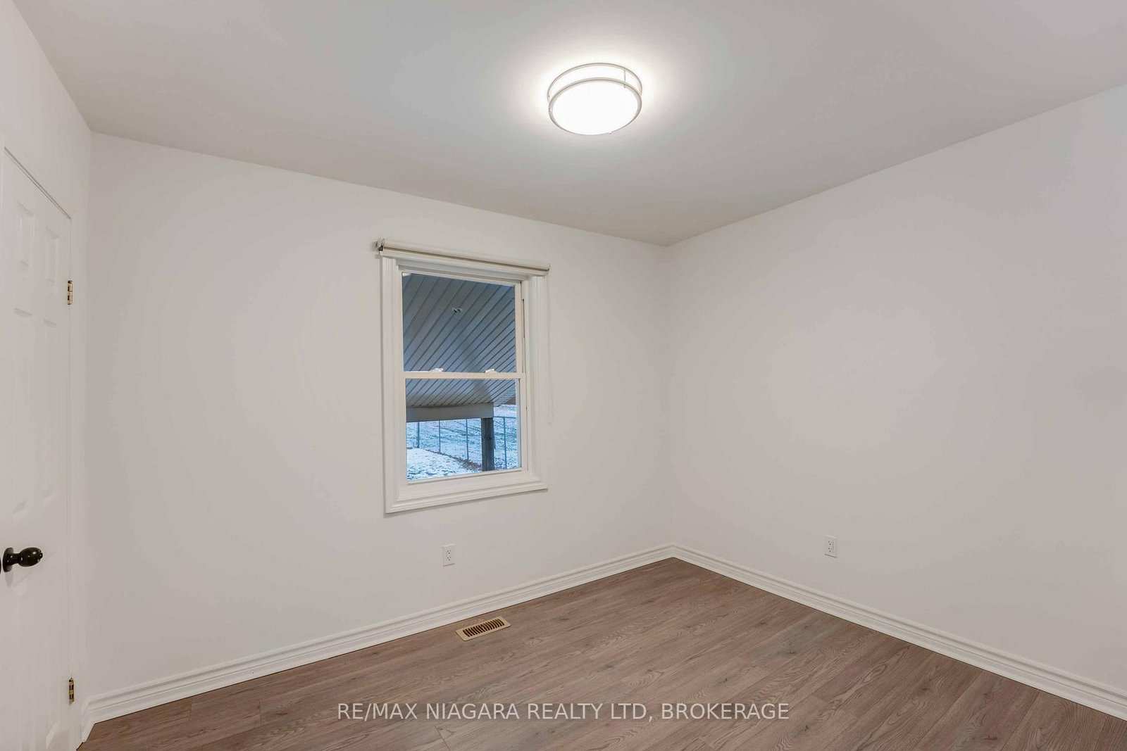 Detached House for sale at 5 St Peter Street, St. Catharines, Ontario, L2T 1N7 - Burleigh Hill - MLS: X12865056