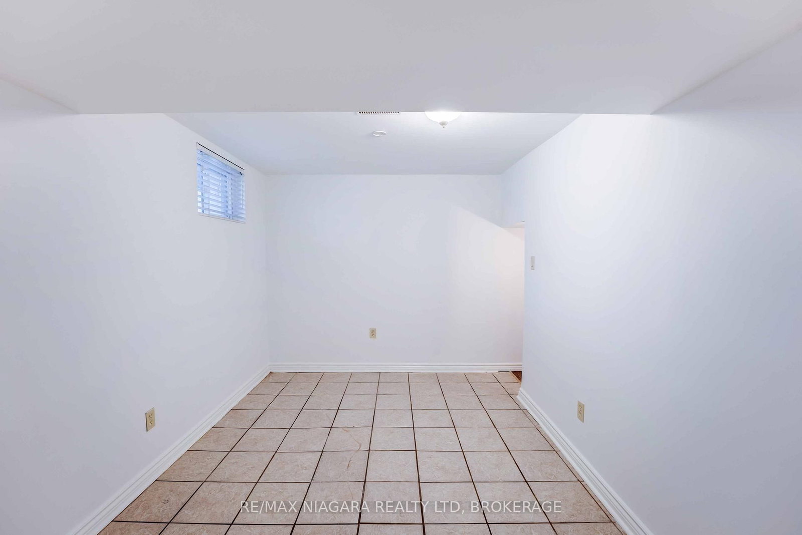 Detached House for sale at 5 St Peter Street, St. Catharines, Ontario, L2T 1N7 - Burleigh Hill - MLS: X12865056