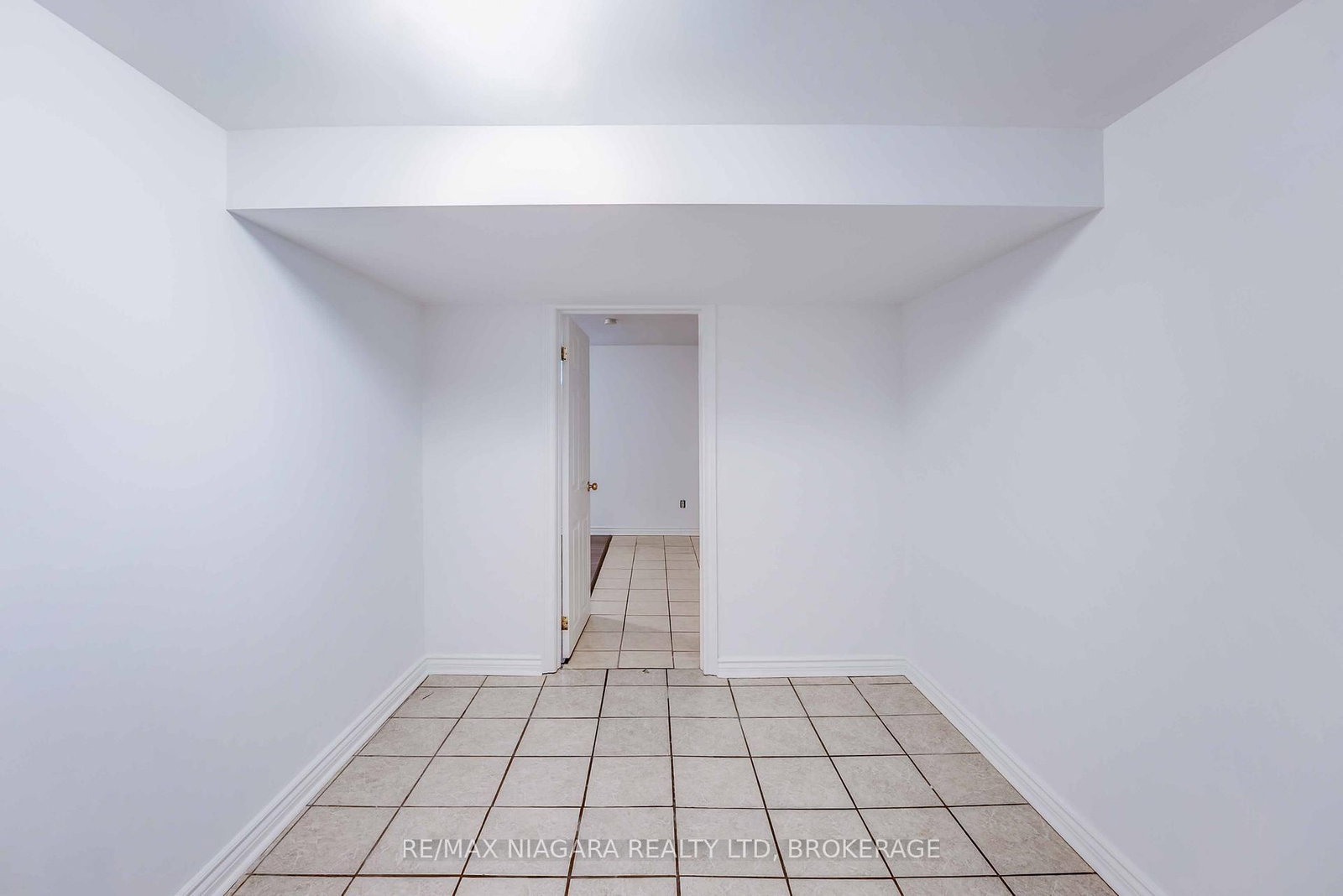 Detached House for sale at 5 St Peter Street, St. Catharines, Ontario, L2T 1N7 - Burleigh Hill - MLS: X12865056