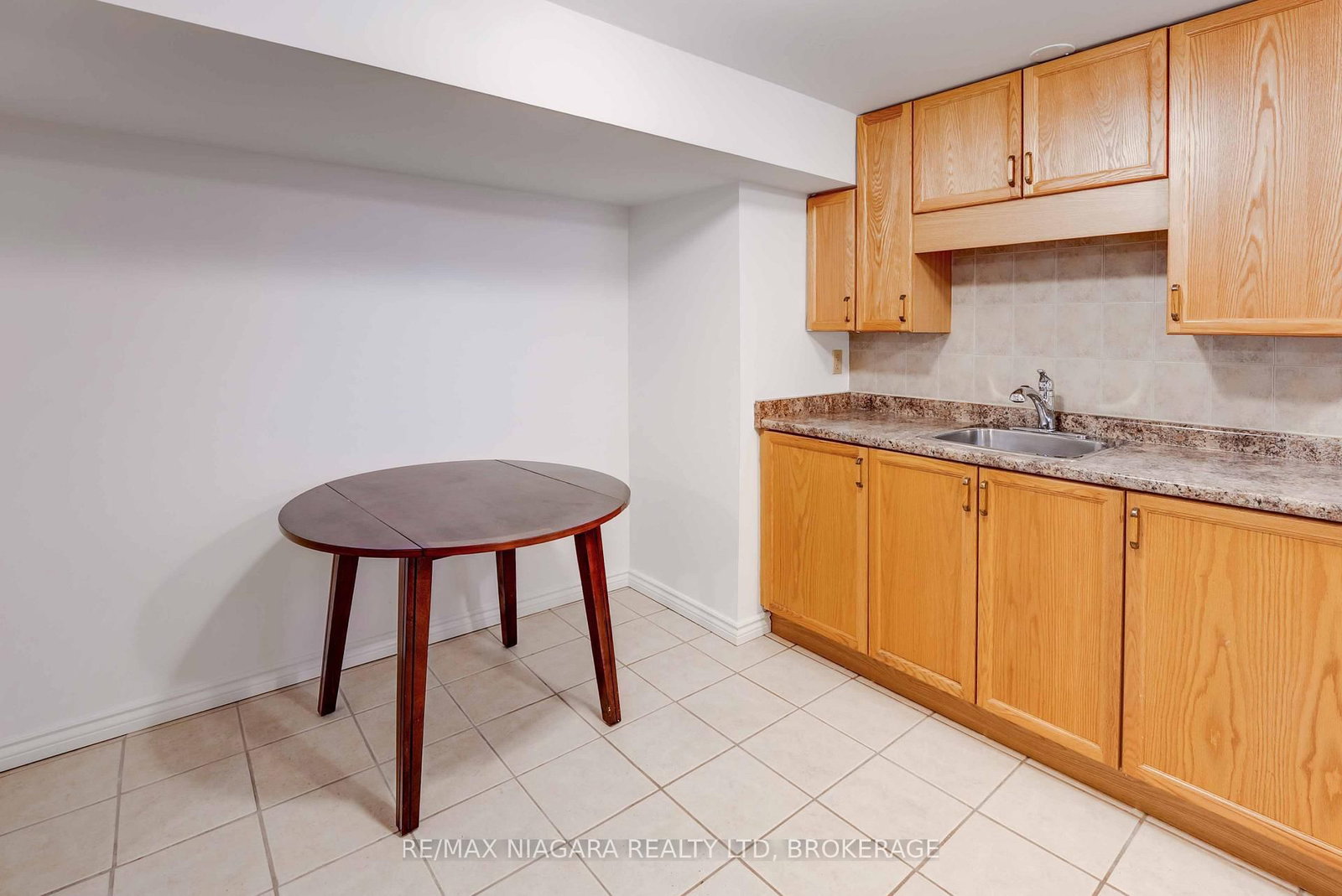 Detached House for sale at 5 St Peter Street, St. Catharines, Ontario, L2T 1N7 - Burleigh Hill - MLS: X12865056