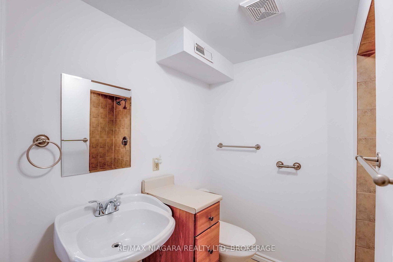 Detached House for sale at 5 St Peter Street, St. Catharines, Ontario, L2T 1N7 - Burleigh Hill - MLS: X12865056