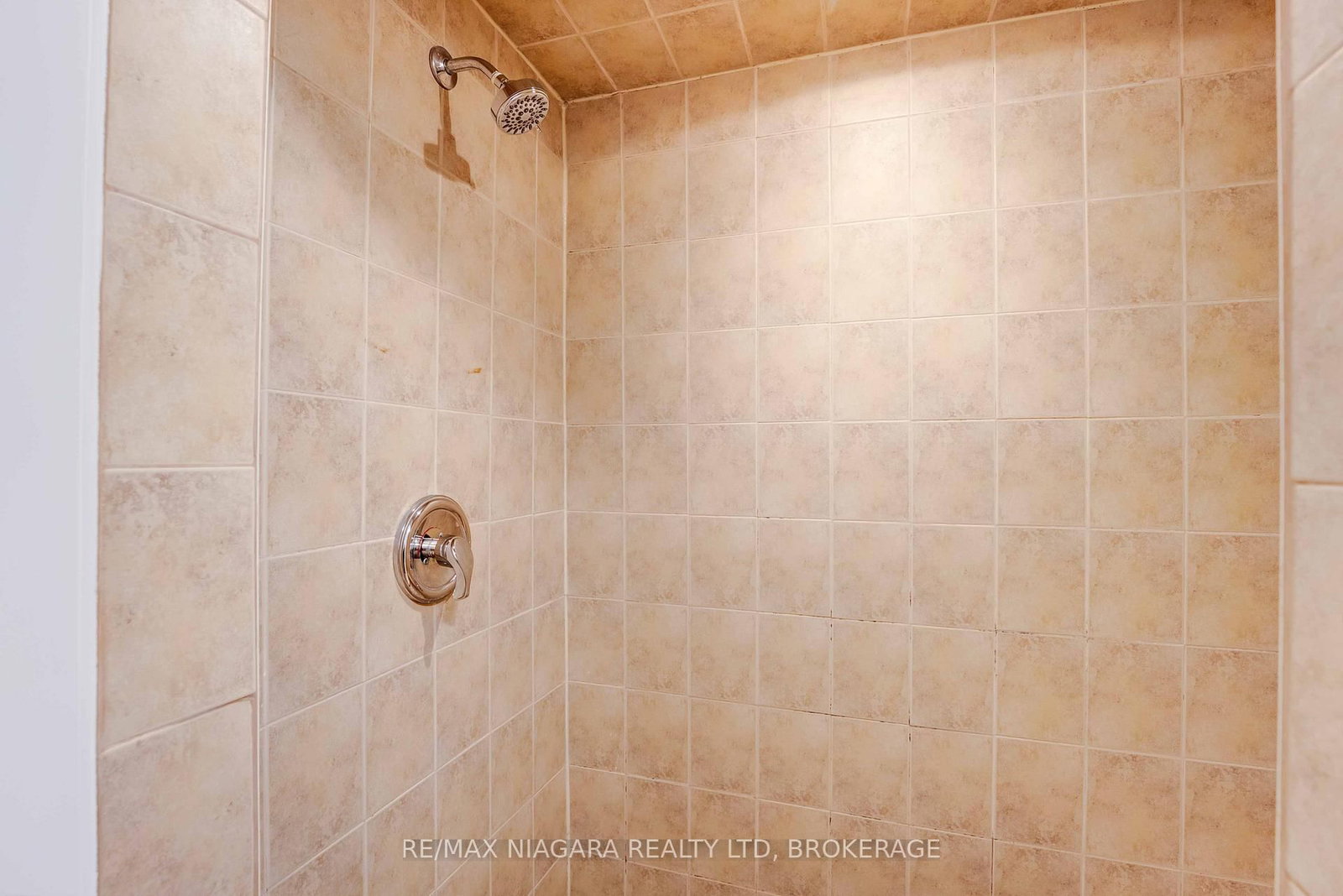 Detached House for sale at 5 St Peter Street, St. Catharines, Ontario, L2T 1N7 - Burleigh Hill - MLS: X12865056