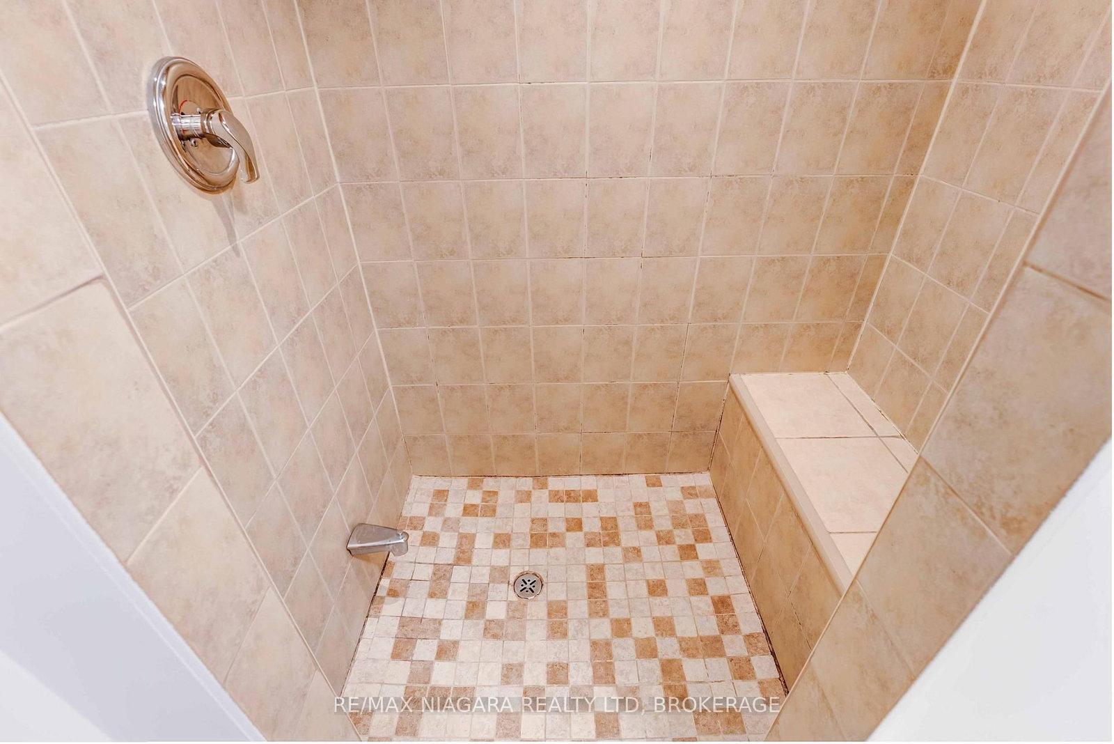 Detached House for sale at 5 St Peter Street, St. Catharines, Ontario, L2T 1N7 - Burleigh Hill - MLS: X12865056