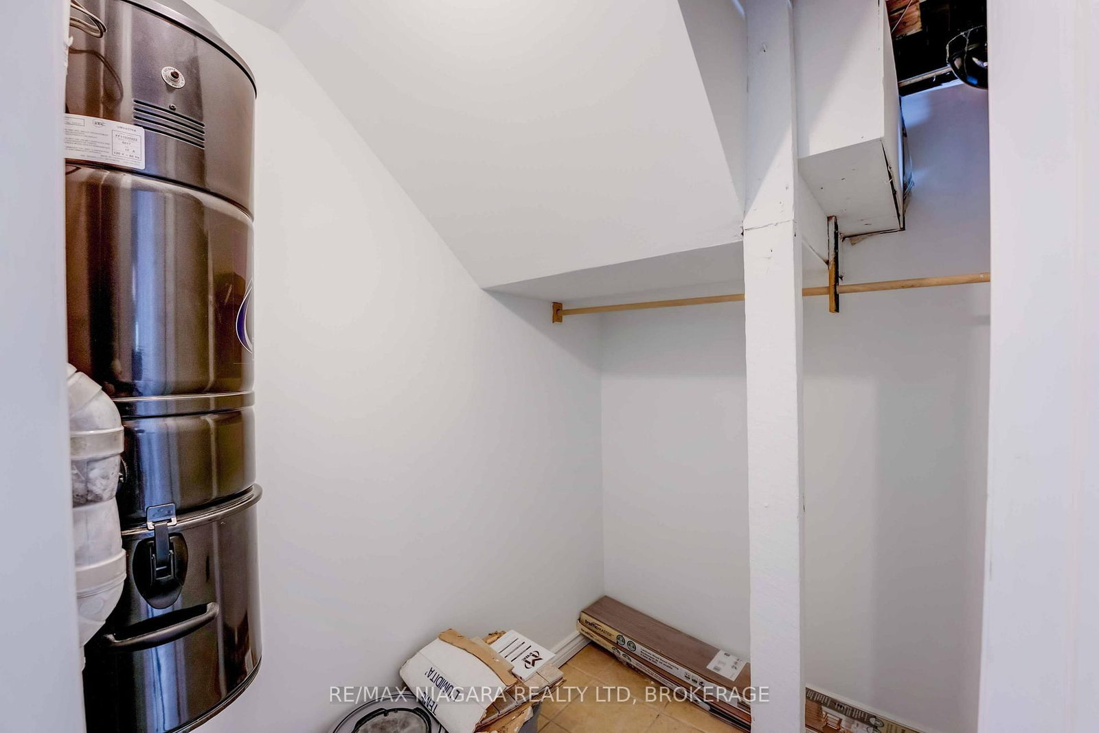 Detached House for sale at 5 St Peter Street, St. Catharines, Ontario, L2T 1N7 - Burleigh Hill - MLS: X12865056