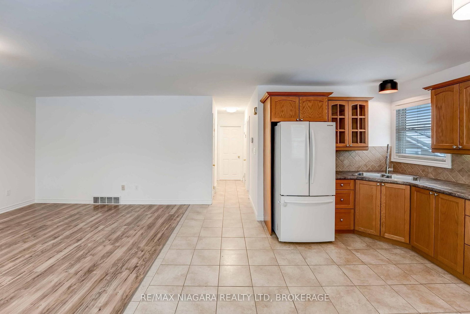 Detached House for sale at 5 St Peter Street, St. Catharines, Ontario, L2T 1N7 - Burleigh Hill - MLS: X12865056