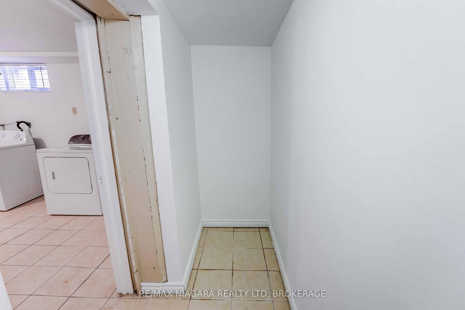 Detached House for sale at 5 St Peter Street, St. Catharines, Ontario, L2T 1N7 - Burleigh Hill - MLS: X12865056