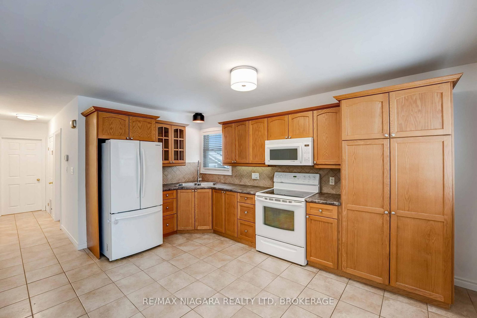 Detached House for sale at 5 St Peter Street, St. Catharines, Ontario, L2T 1N7 - Burleigh Hill - MLS: X12865056