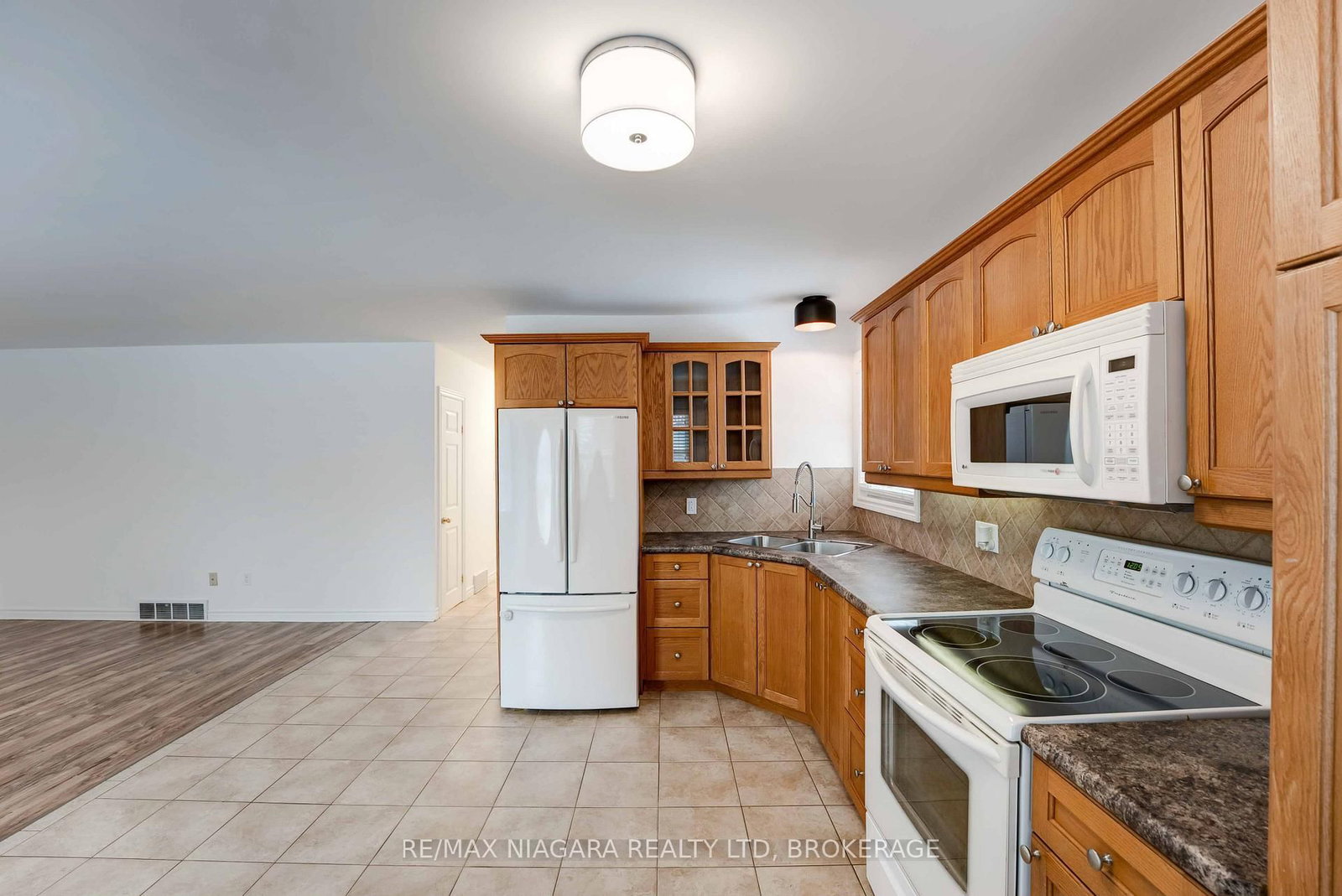 Detached House for sale at 5 St Peter Street, St. Catharines, Ontario, L2T 1N7 - Burleigh Hill - MLS: X12865056