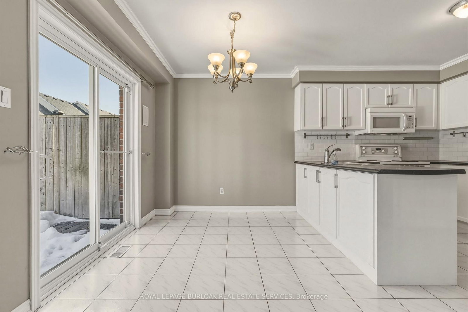 Townhouse for sale at 95 Thornlodge Drive, Hamilton, Ontario, L8B 0L9 - Waterdown - MLS: X12865806