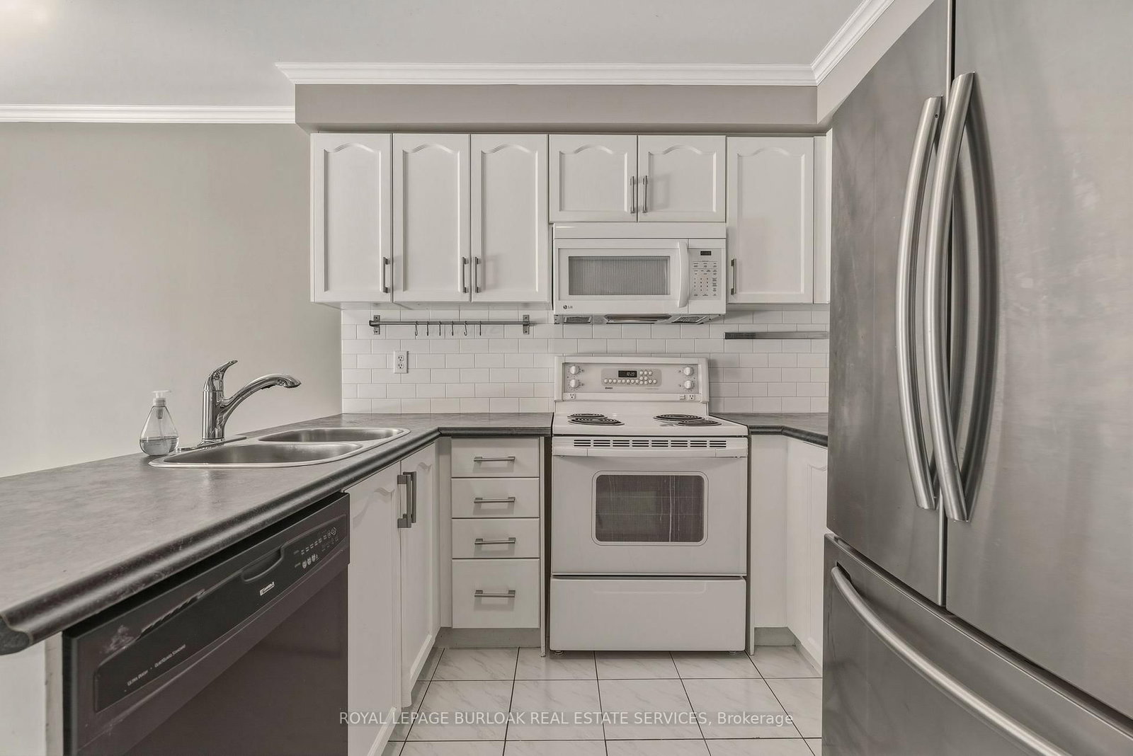 Townhouse for sale at 95 Thornlodge Drive, Hamilton, Ontario, L8B 0L9 - Waterdown - MLS: X12865806