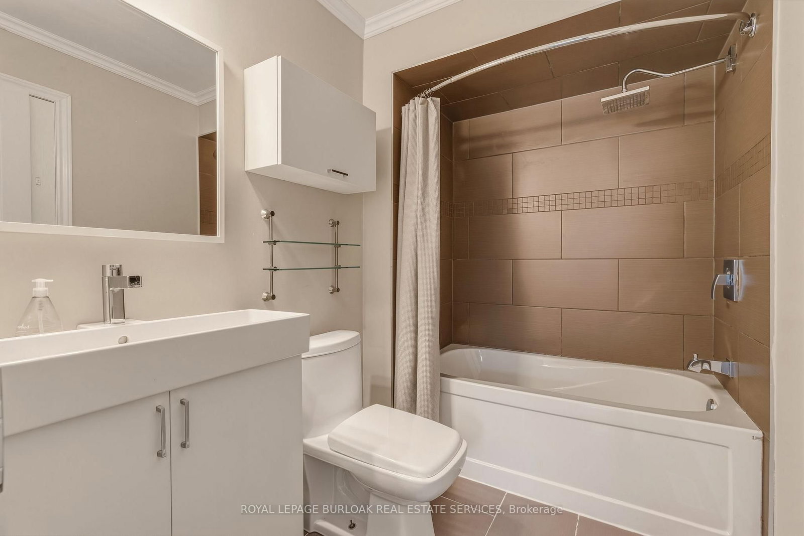 Townhouse for sale at 95 Thornlodge Drive, Hamilton, Ontario, L8B 0L9 - Waterdown - MLS: X12865806