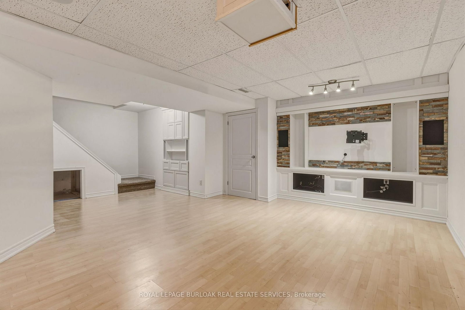 Townhouse for sale at 95 Thornlodge Drive, Hamilton, Ontario, L8B 0L9 - Waterdown - MLS: X12865806