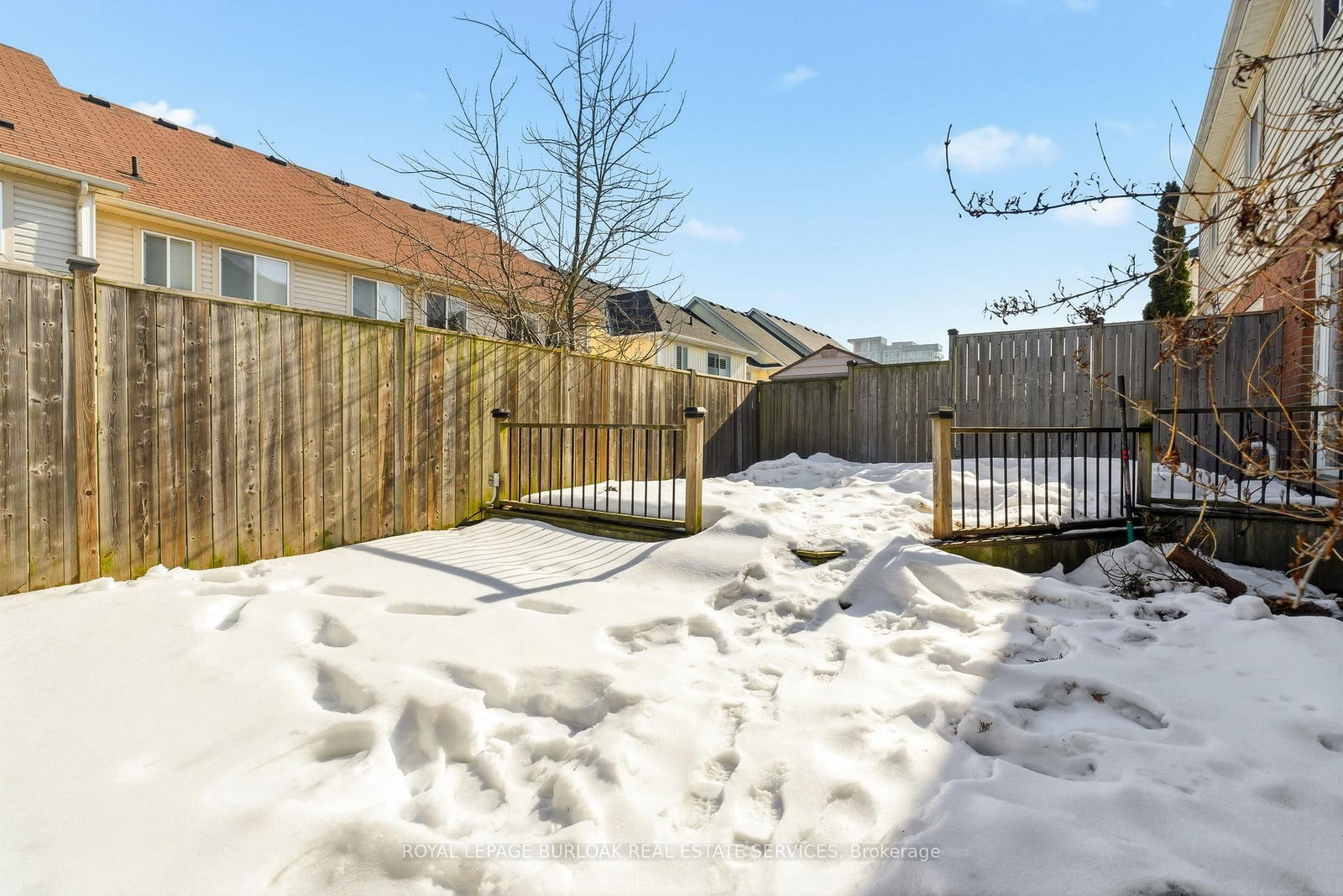 Townhouse for sale at 95 Thornlodge Drive, Hamilton, Ontario, L8B 0L9 - Waterdown - MLS: X12865806