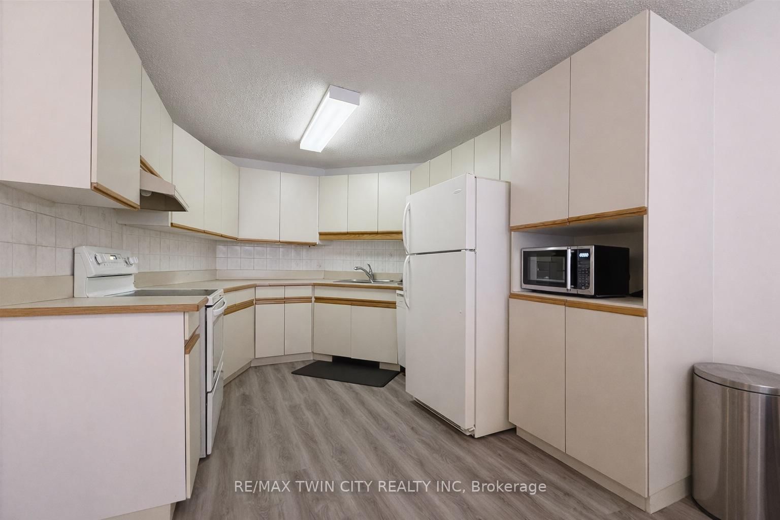 24 Marilyn Drive, Unit 101 - Photo 4