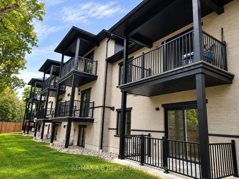 30 - 428 Queen Street W