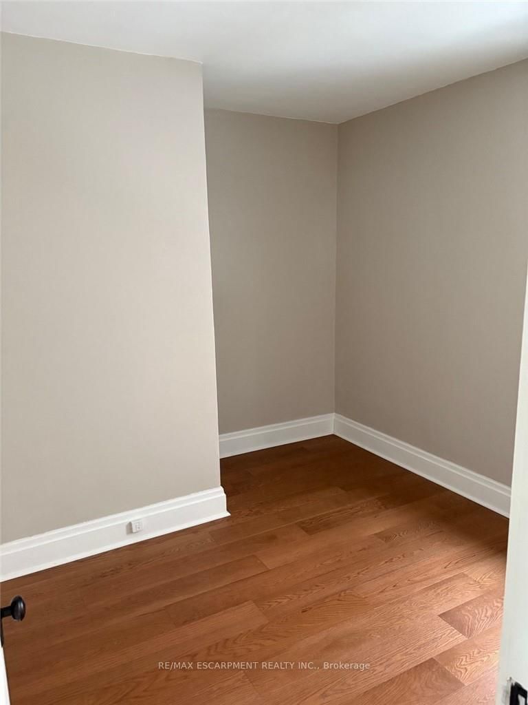 Detached House for sale at 30 Eastchester Avenue, St. Catharines, Ontario, L2P 2V6 - E. Chester - MLS: X12867196