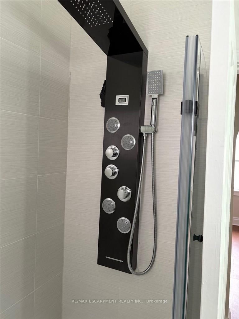 Detached House for sale at 30 Eastchester Avenue, St. Catharines, Ontario, L2P 2V6 - E. Chester - MLS: X12867196