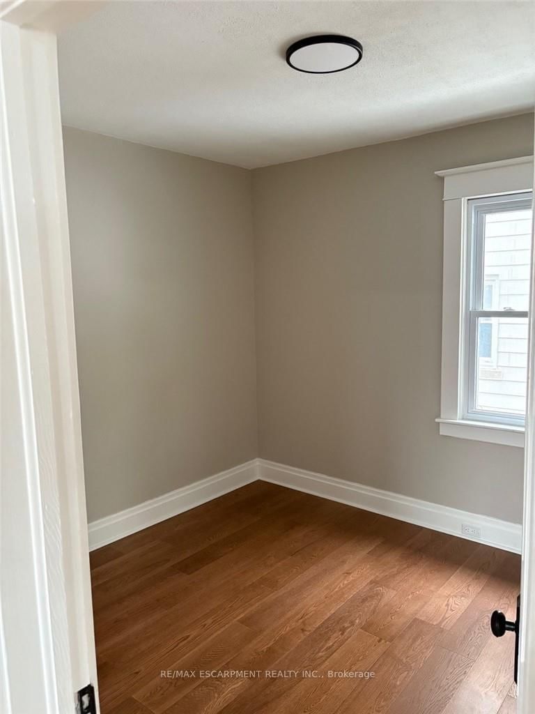 Detached House for sale at 30 Eastchester Avenue, St. Catharines, Ontario, L2P 2V6 - E. Chester - MLS: X12867196