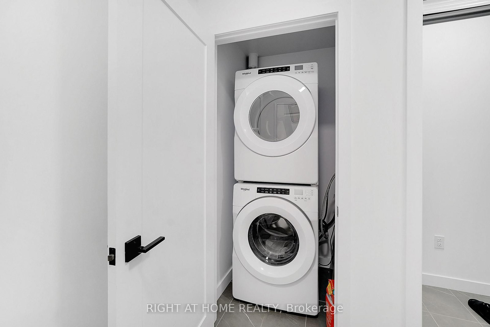 Condo for sale at 905-460 Dundas Street, Hamilton, Ontario, L8B 2A5 - Waterdown - MLS: X12867730