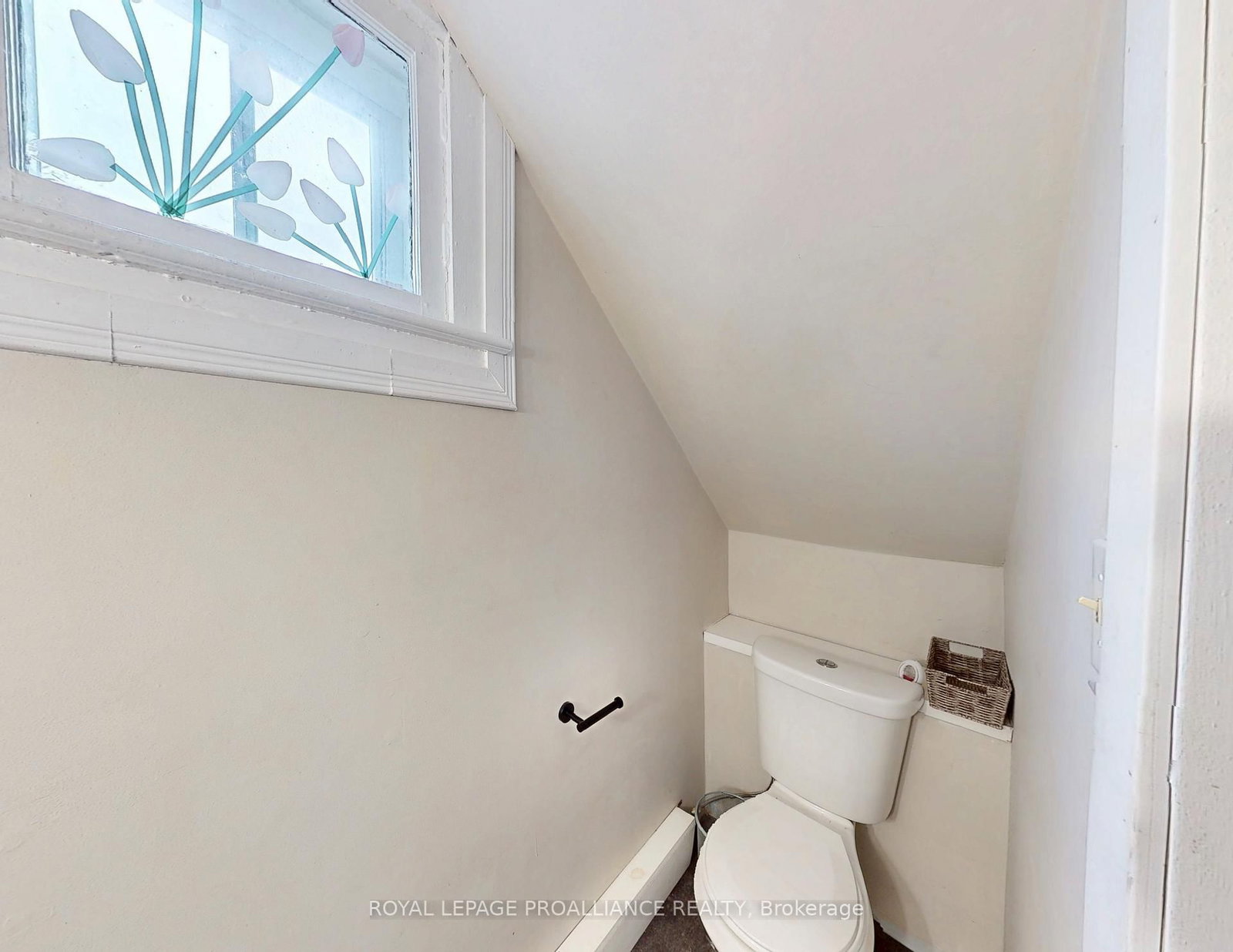 Detached House for sale at 32 McNichol Avenue, Quinte West, Ontario, K8V 2R6 - Trenton Ward - MLS: X12868346