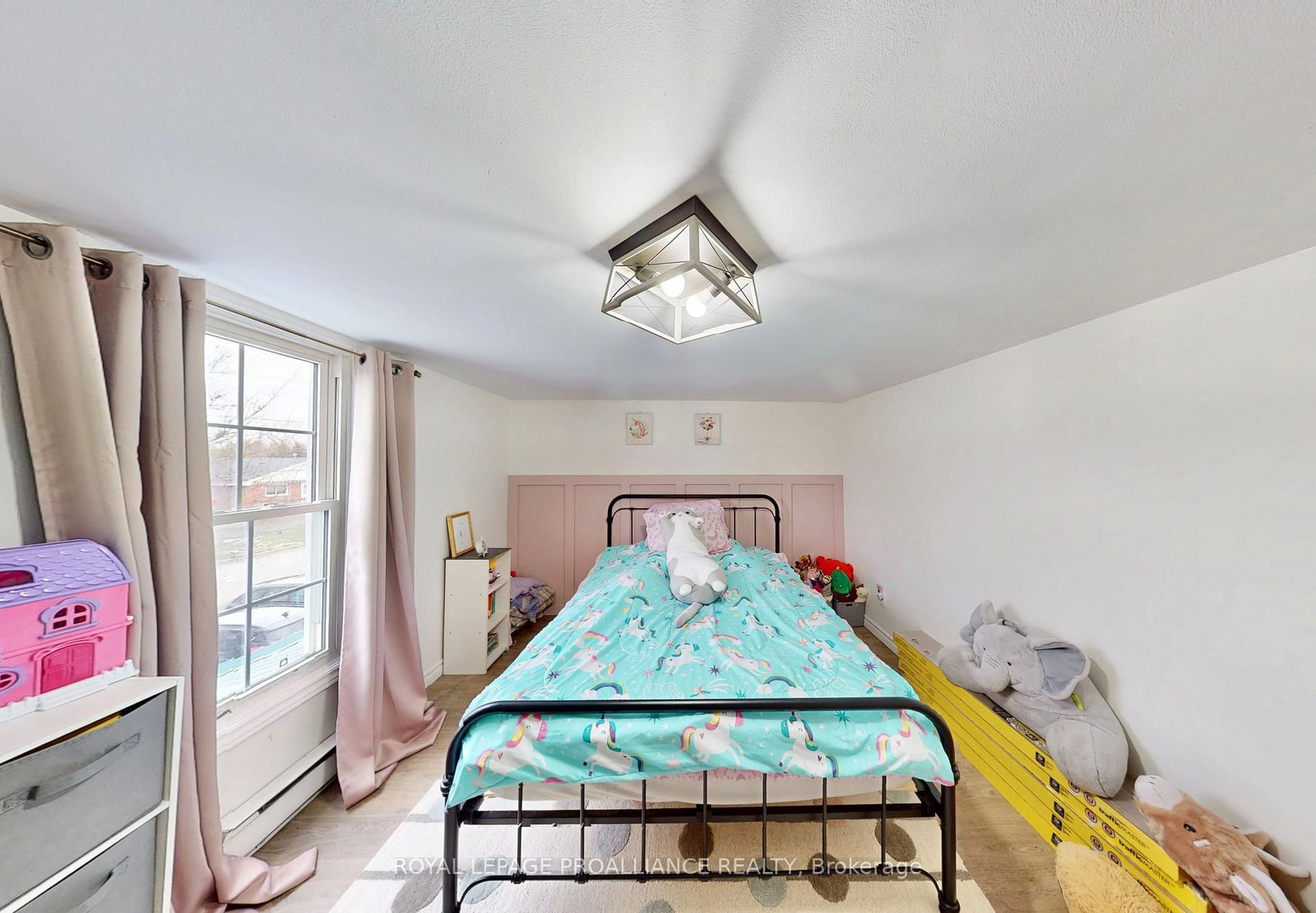 Detached House for sale at 32 McNichol Avenue, Quinte West, Ontario, K8V 2R6 - Trenton Ward - MLS: X12868346