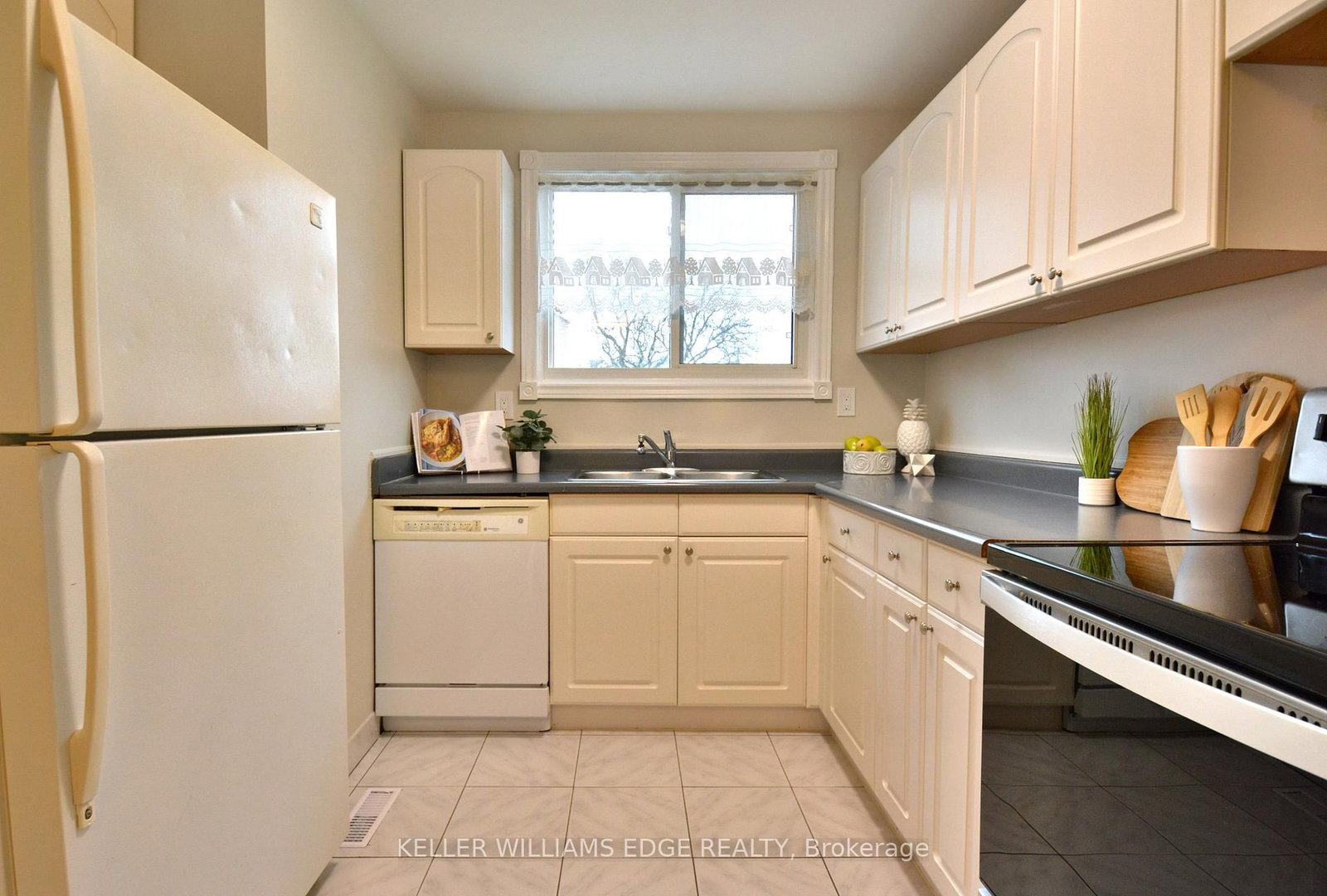 Townhouse for sale at 5-120 Quigley Road, Hamilton, Ontario, L8K 6L4 - Vincent - MLS: X12869166