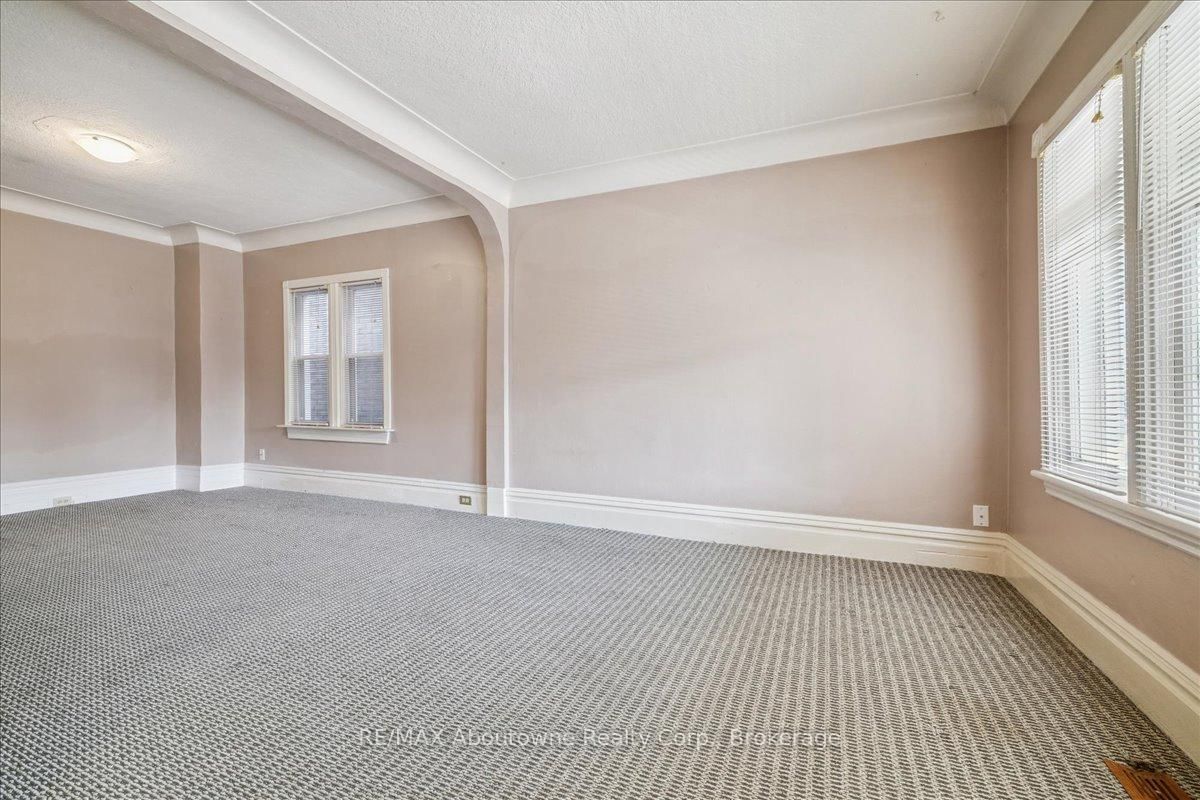 Detached House for sale at 93 Graham Avenue, Hamilton, Ontario, L8H 4J8 - Crown Point - MLS: X12869190