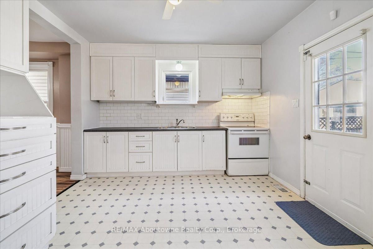 Detached House for sale at 93 Graham Avenue, Hamilton, Ontario, L8H 4J8 - Crown Point - MLS: X12869190