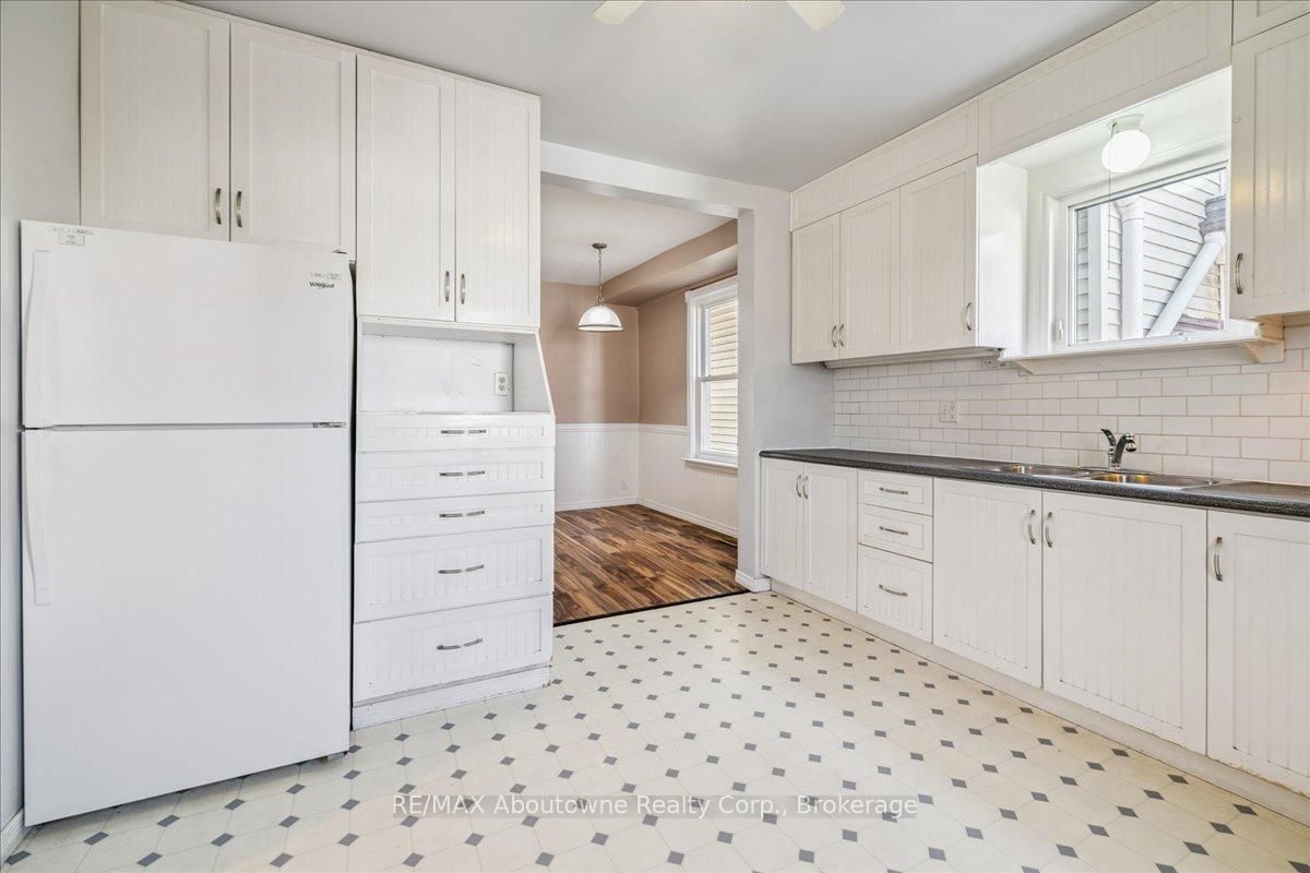 Detached House for sale at 93 Graham Avenue, Hamilton, Ontario, L8H 4J8 - Crown Point - MLS: X12869190