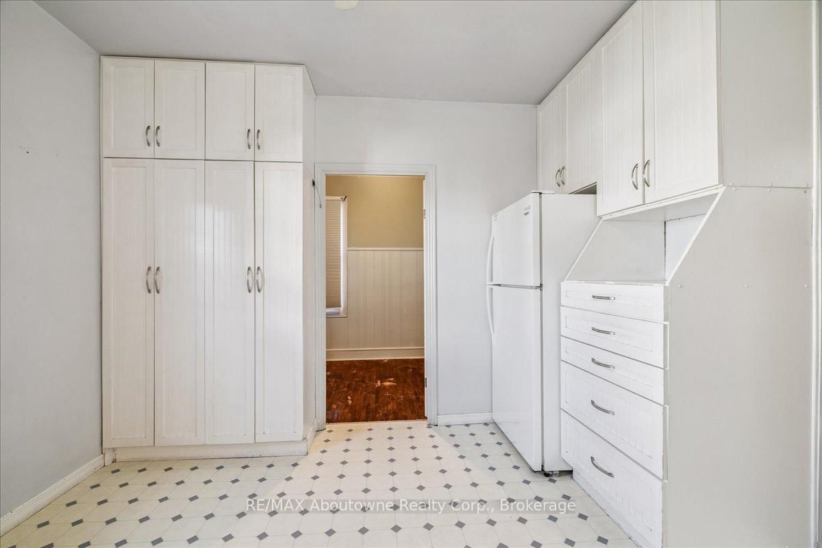 Detached House for sale at 93 Graham Avenue, Hamilton, Ontario, L8H 4J8 - Crown Point - MLS: X12869190