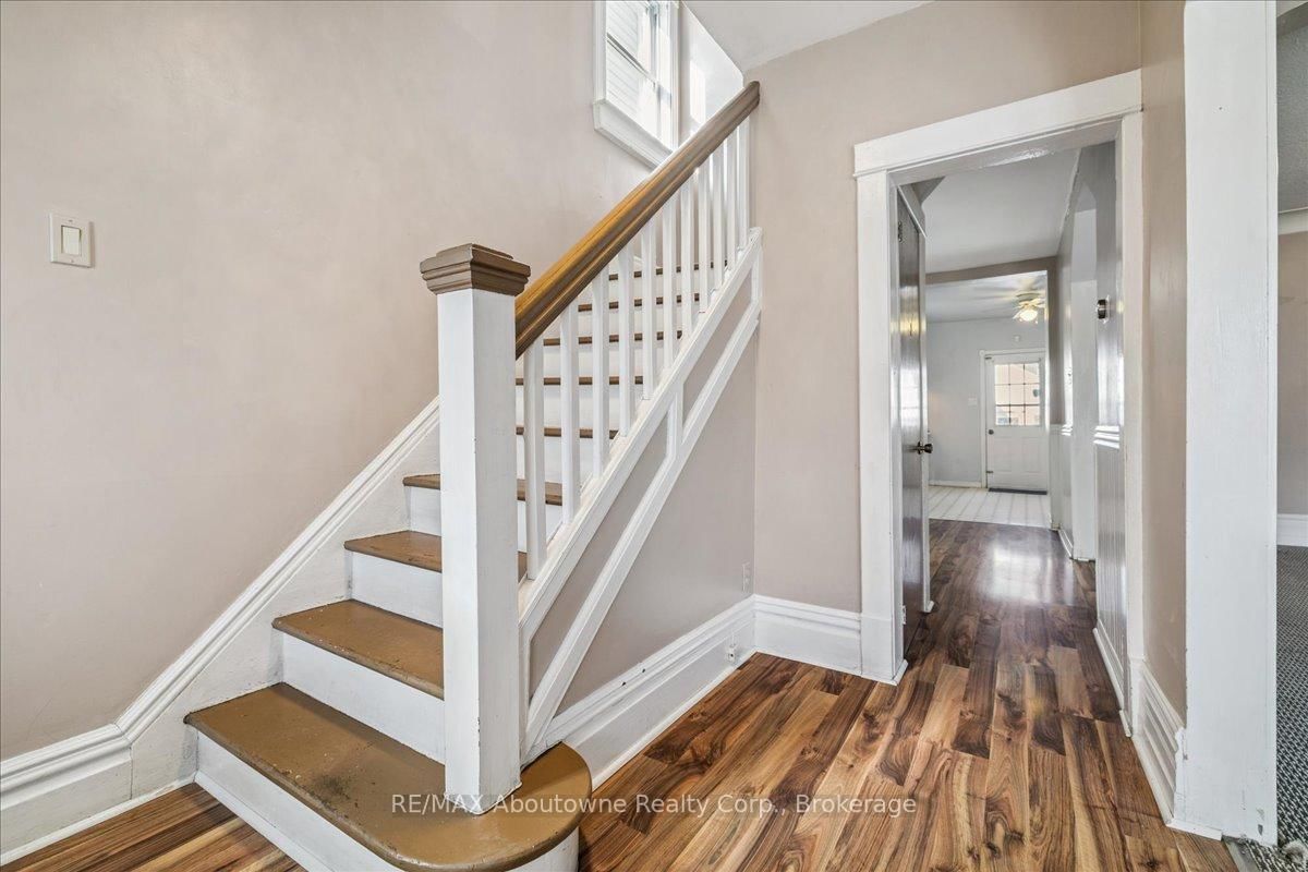 Detached House for sale at 93 Graham Avenue, Hamilton, Ontario, L8H 4J8 - Crown Point - MLS: X12869190