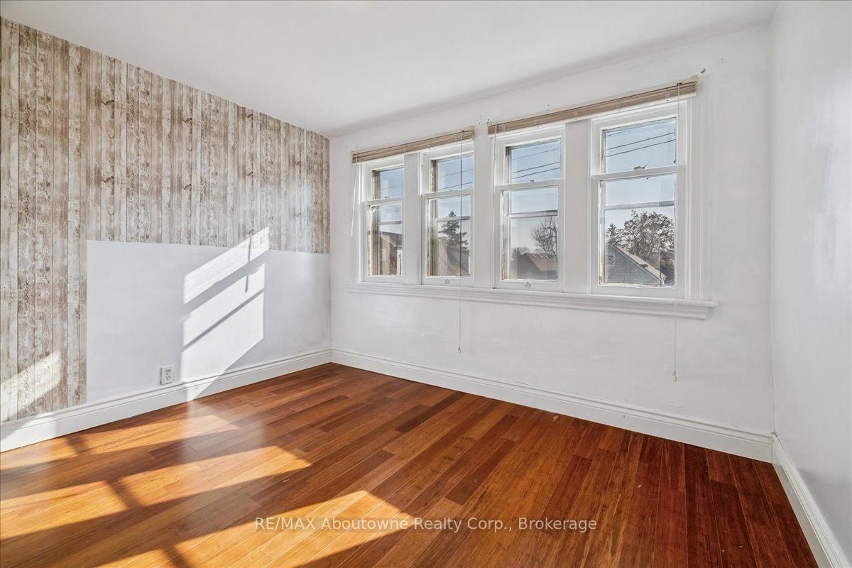 Detached House for sale at 93 Graham Avenue, Hamilton, Ontario, L8H 4J8 - Crown Point - MLS: X12869190