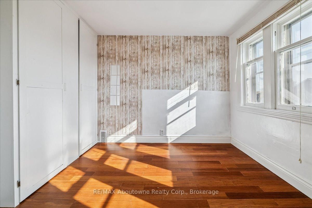 Detached House for sale at 93 Graham Avenue, Hamilton, Ontario, L8H 4J8 - Crown Point - MLS: X12869190