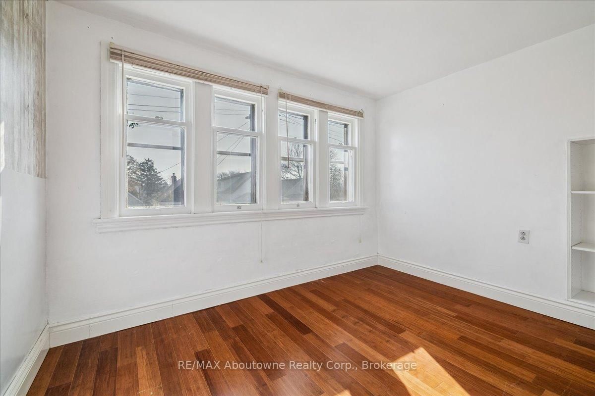 Detached House for sale at 93 Graham Avenue, Hamilton, Ontario, L8H 4J8 - Crown Point - MLS: X12869190