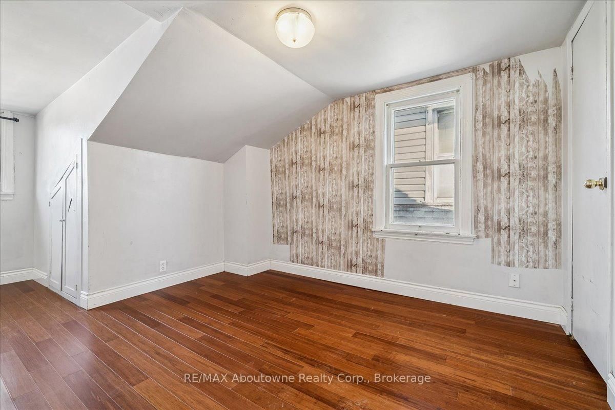 Detached House for sale at 93 Graham Avenue, Hamilton, Ontario, L8H 4J8 - Crown Point - MLS: X12869190