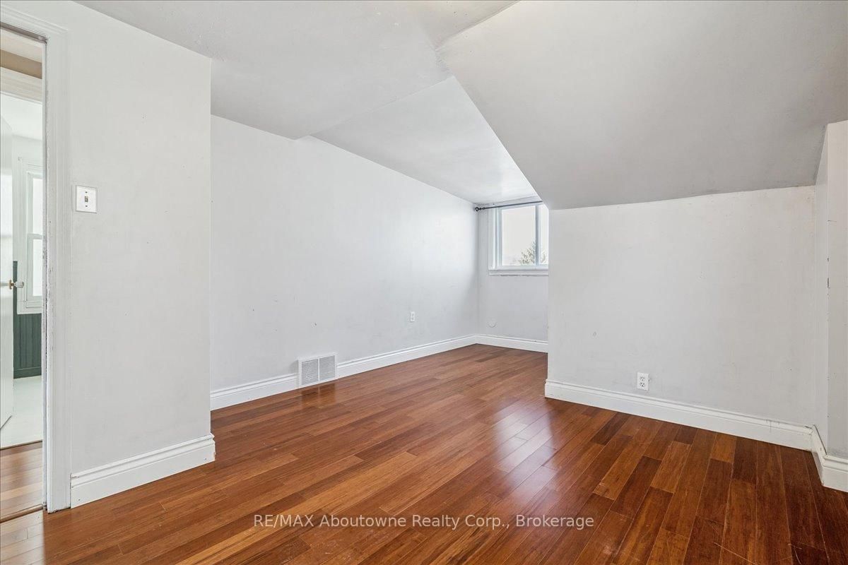 Detached House for sale at 93 Graham Avenue, Hamilton, Ontario, L8H 4J8 - Crown Point - MLS: X12869190