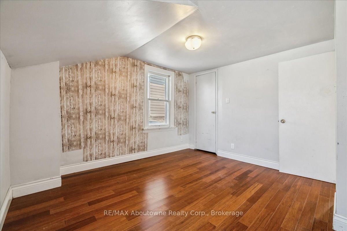 Detached House for sale at 93 Graham Avenue, Hamilton, Ontario, L8H 4J8 - Crown Point - MLS: X12869190