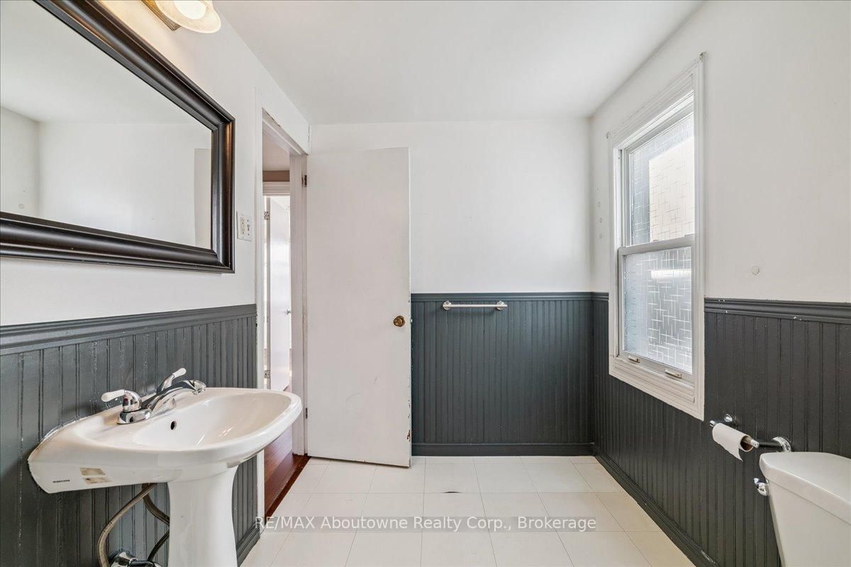 Detached House for sale at 93 Graham Avenue, Hamilton, Ontario, L8H 4J8 - Crown Point - MLS: X12869190