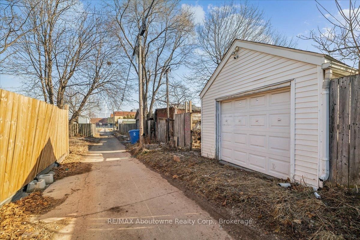 Detached House for sale at 93 Graham Avenue, Hamilton, Ontario, L8H 4J8 - Crown Point - MLS: X12869190