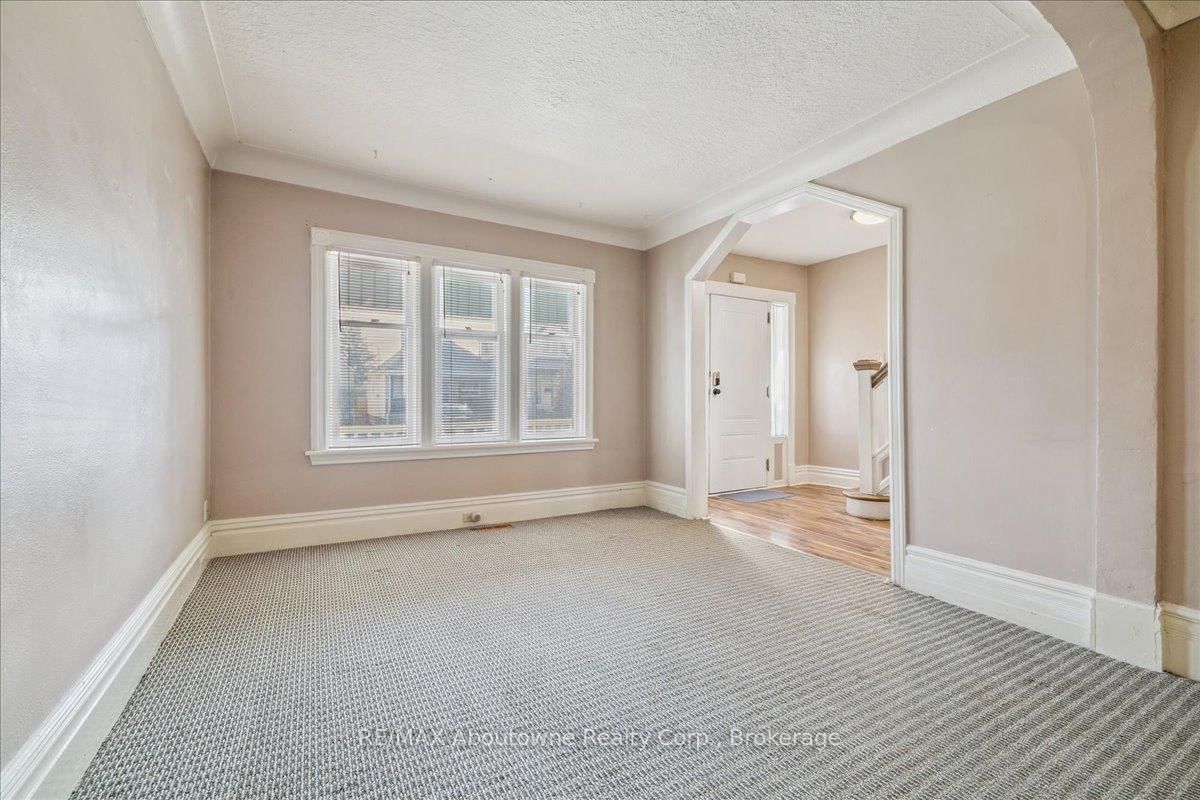 Detached House for sale at 93 Graham Avenue, Hamilton, Ontario, L8H 4J8 - Crown Point - MLS: X12869190